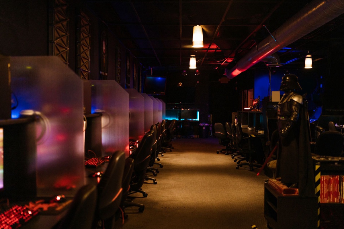 Un trophée de compétition e-sport sur un plateau de présentation.