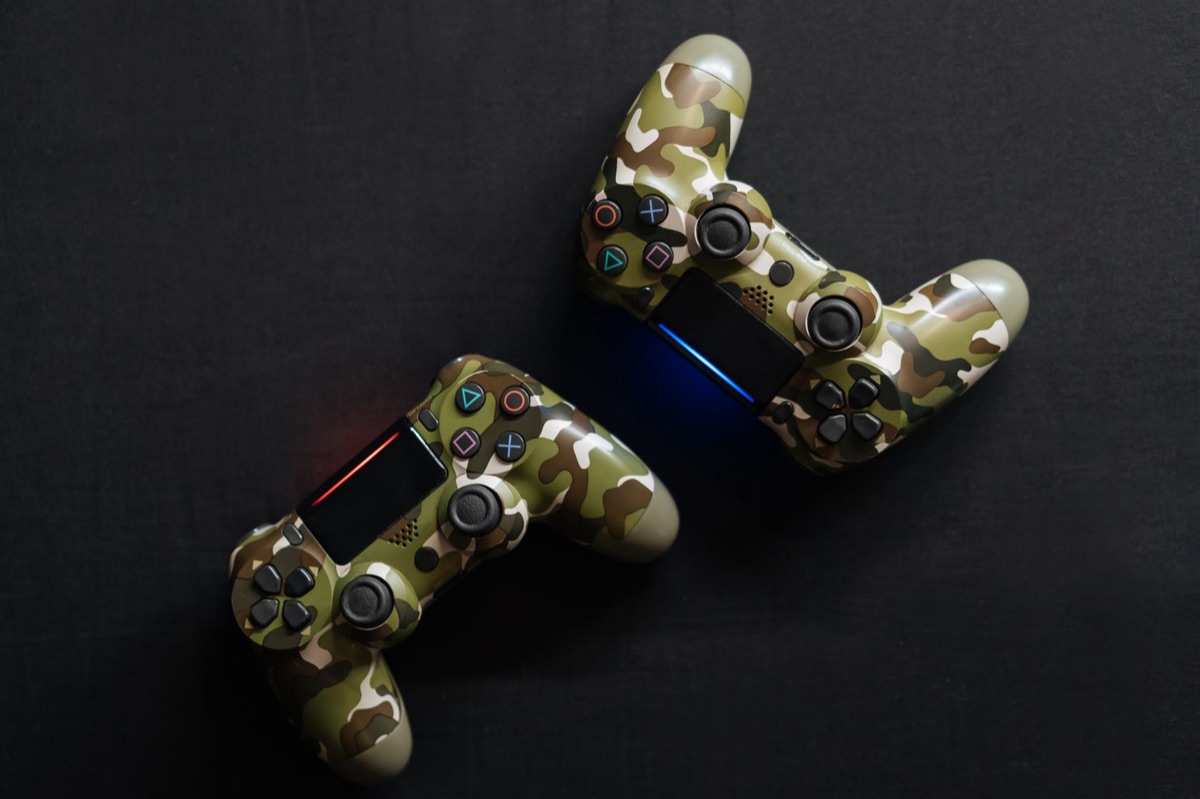 Configuration d'une console de jeux moderne avec manette.