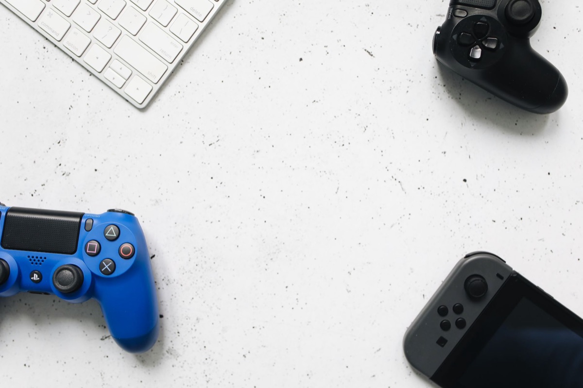 Equipamentos de jogos modernos para PC e consoles.