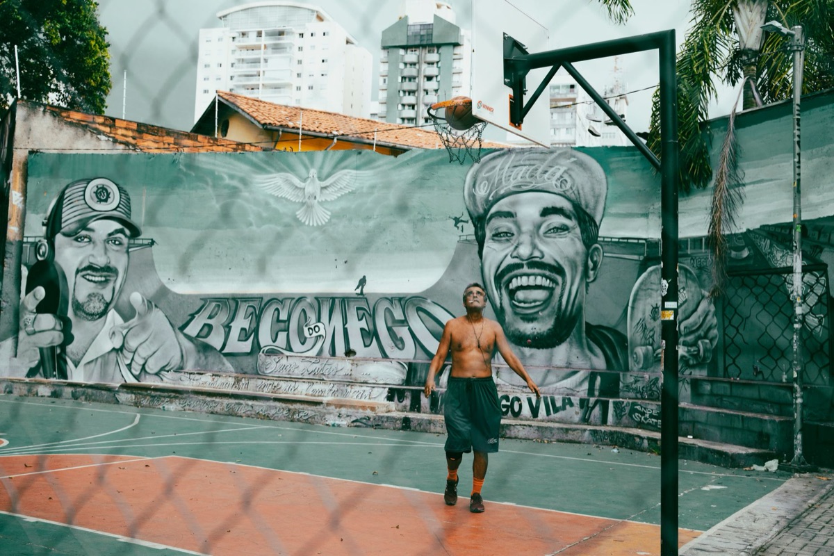 Cortile di basket con mural che rappresenta l'NBA All-Star Game 23