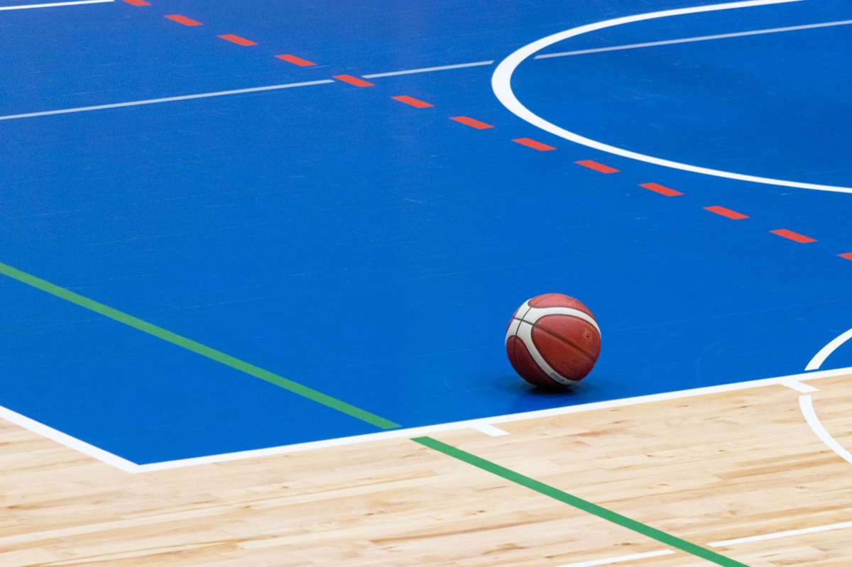 Cortile di basket con attrezzature per il training dei giocatori