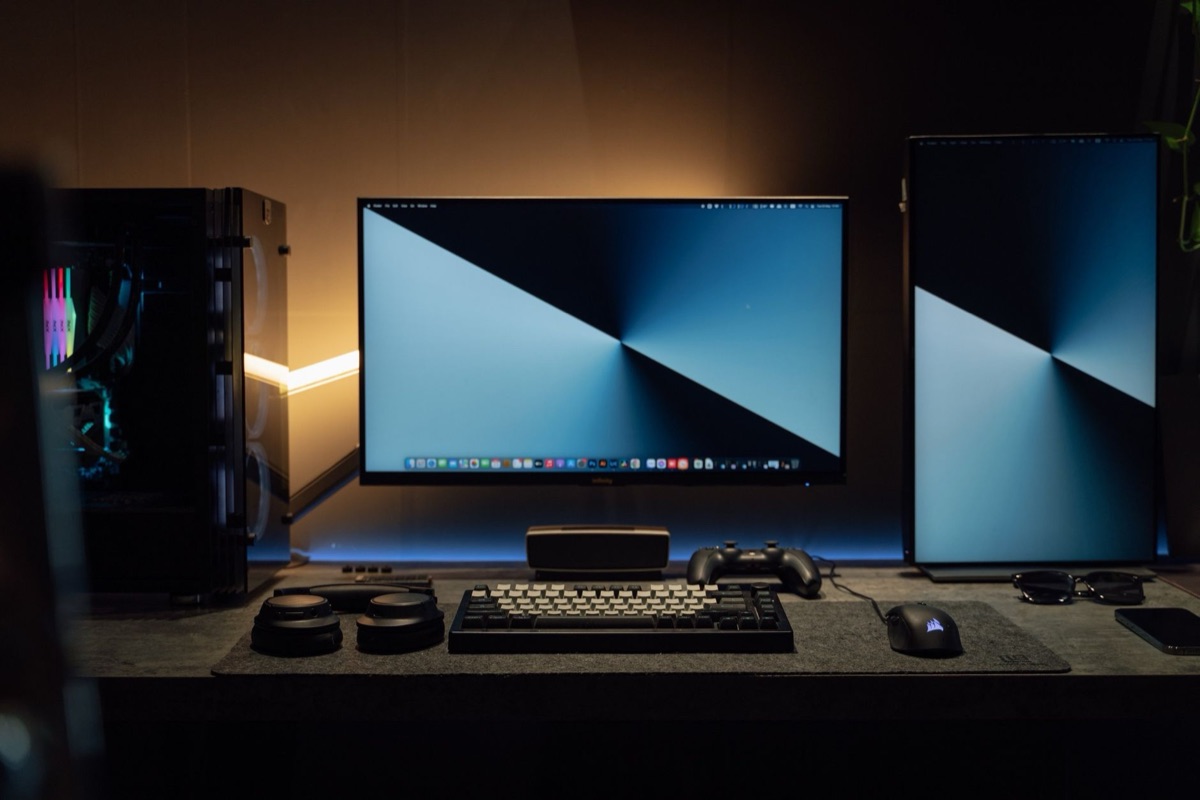 monitor ad alta risoluzione in ambiente tecnologico