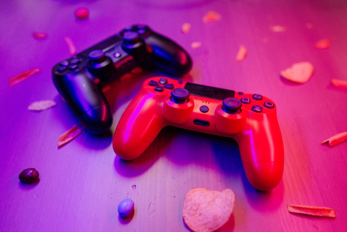 Gamer Controller mit leuchtenden Knöpfen