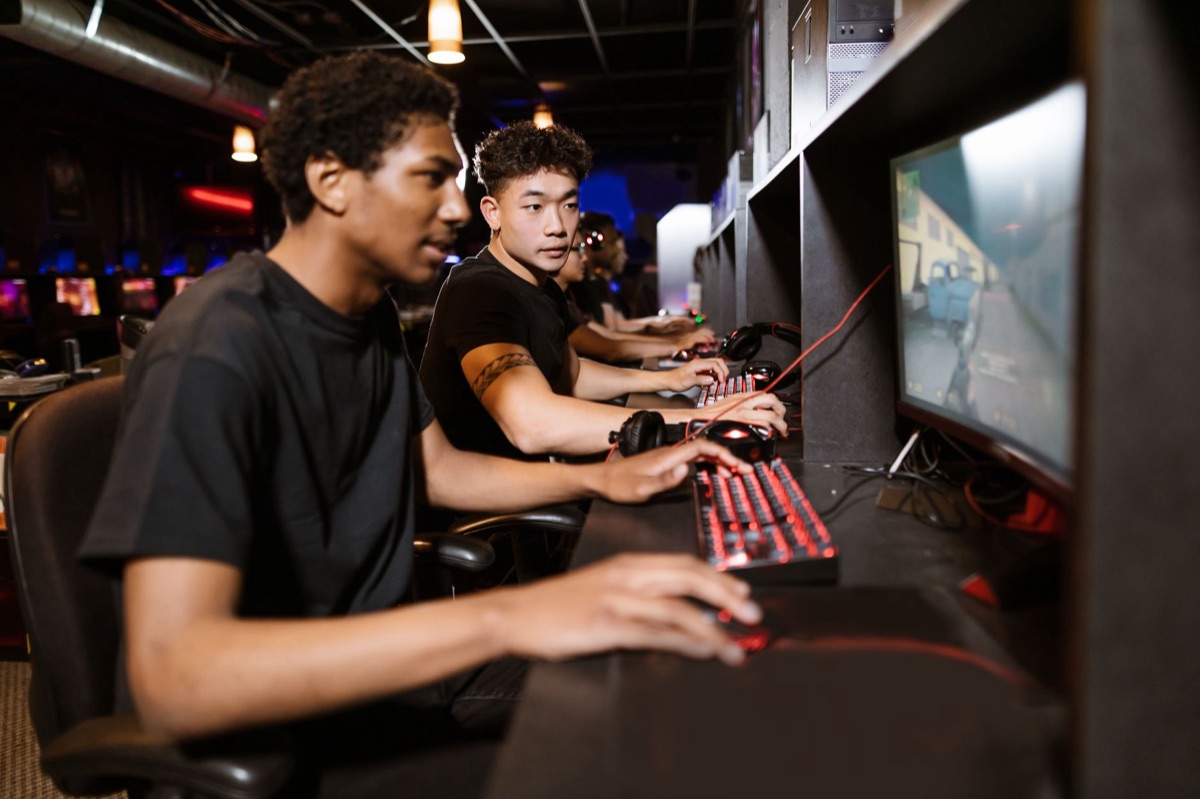 teclado gaming en setup profesional