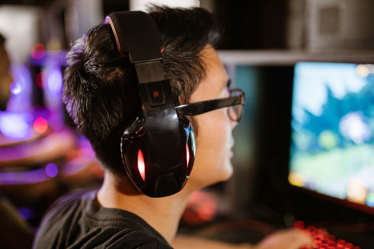 pro gamer in gaming arena