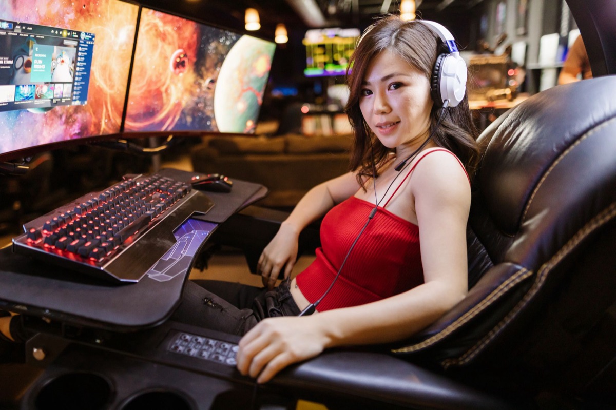 cadeira e monitor de um ambiente de e-sports