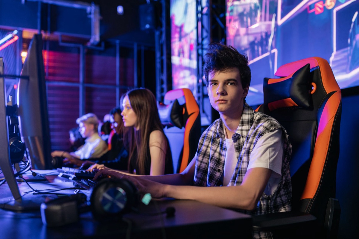 profissional de e-sports em uma arena de competição