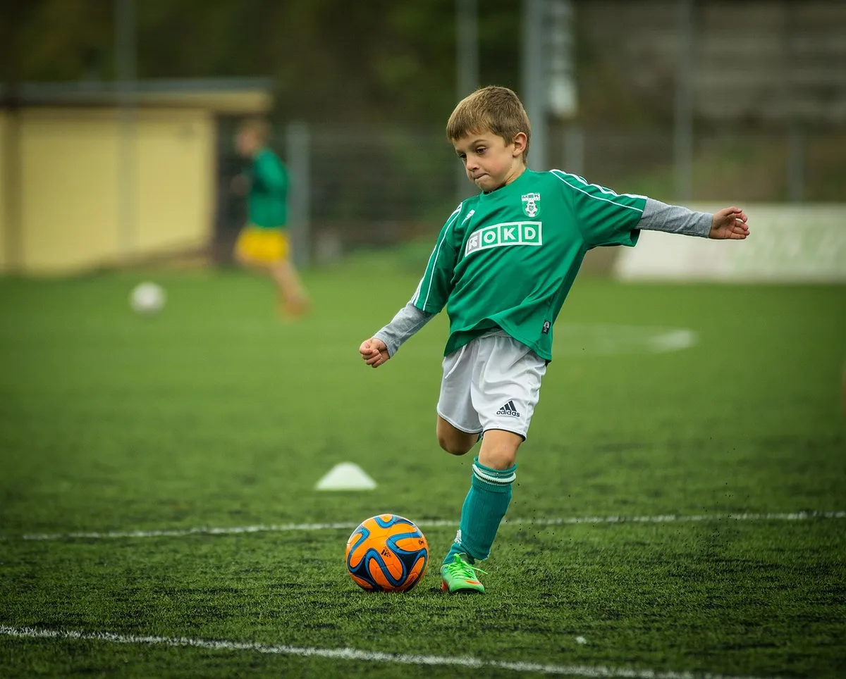 子供、サッカー、遊ぶ、キック、フットボール選手、ボール、フットボール、スポーツ、遊ぶ、ゲーム、プレイヤー、フットボール選手、アスリート、フットボールフィールド、ボー、キッド、サッカー、サッカー、フットボール。