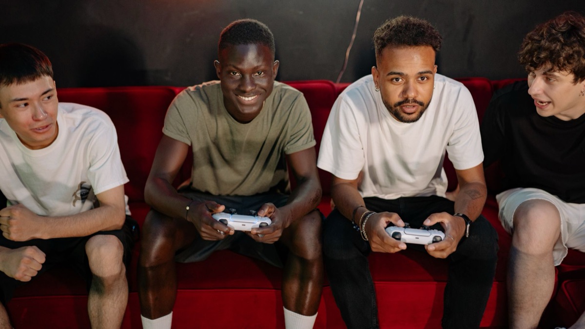 Pessoas jogando games em espaço público